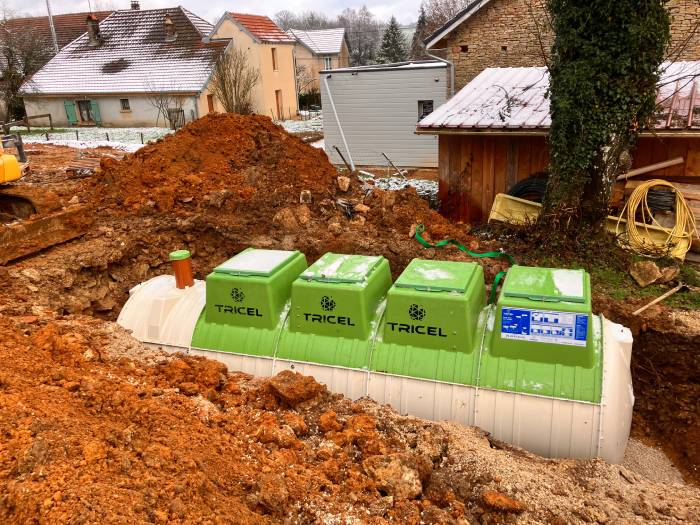 Installation de fosse septique dans un chantier résidentiel.