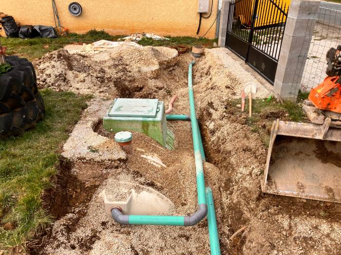 Travaux de canalisation en cours dans un jardin résidentiel.