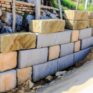 Mur de soutènement en pierre en construction.